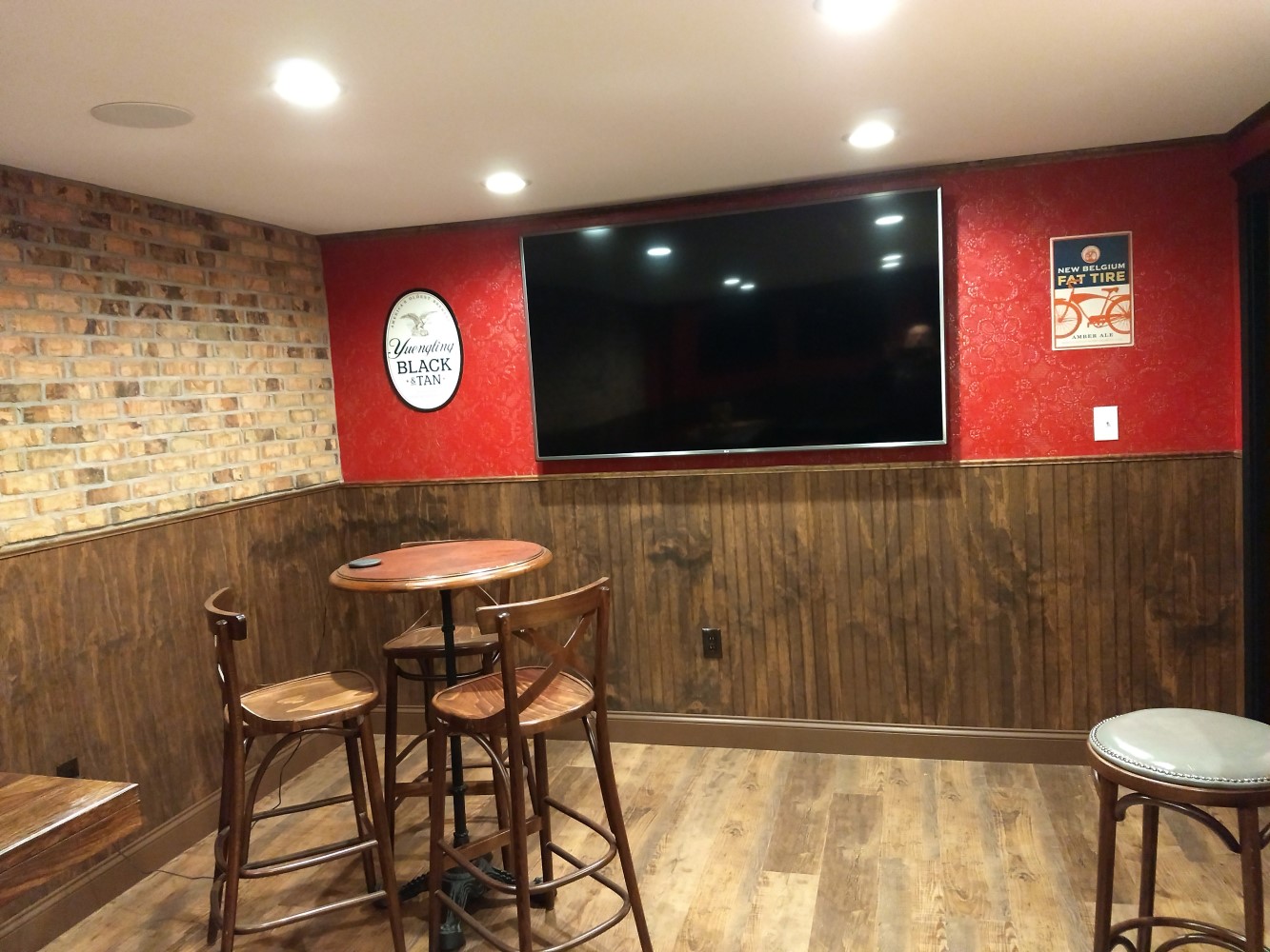 table seating and tv in basement bar and pub
